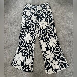 Grace Cropped Wide-Leg Pants in Black/White Floral Size Large